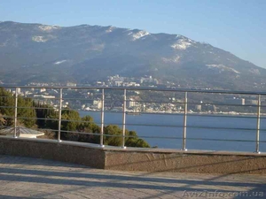 Безопасный спуск и подъём – ограждения,  поручни.