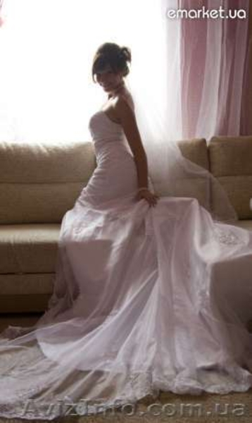 Шикарное платье с длинным шлейфом - <ro>Изображение</ro><ru>Изображение</ru> #1, <ru>Объявление</ru> #312680